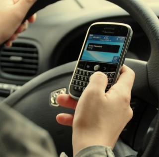 Allarme smartphone: il 57% dei giovani confessa di usare il telefono al volante