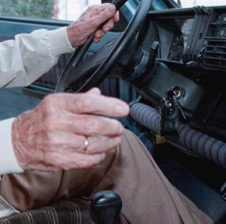 Guida l’auto con l’Alzheimer: fermata e denunciata nel Napoletano