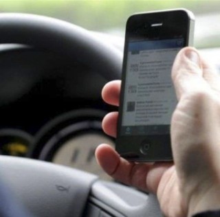 Cellulare alla guida. Toninelli: “Sanzioni più severe”
