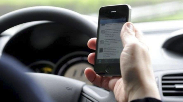 Da uno a tre mesi di sospensione della patente per chi usa lo smartphone guidando