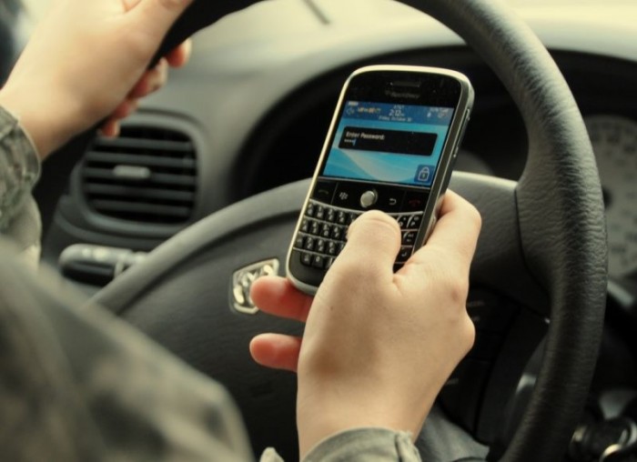 Allarme smartphone: il 57% dei giovani confessa di usare il telefono al volante