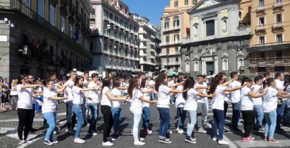 flash-mob-degli-studenti-di-Napoli-dopo-la-tragedia-di-Sassano-700x525