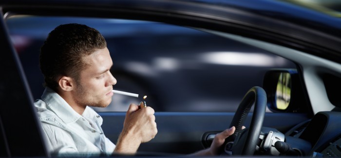 Fumo in auto: il divieto fa discutere