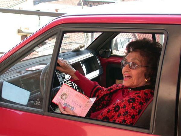 Caso limite: donna di 77 anni con patente scaduta da 14 anni