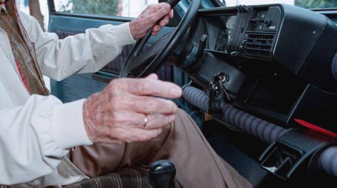 Guida l’auto con l’Alzheimer: fermata e denunciata nel Napoletano