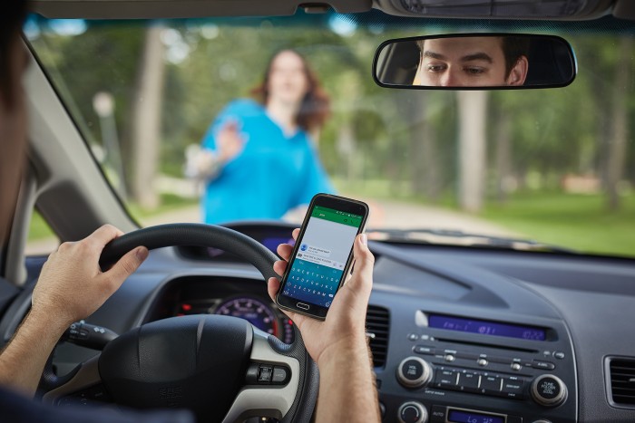 Uso cellulari alla guida, Codacons chiede controlli più rigorosi