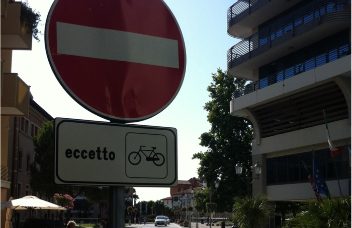 Via di Brera, Milano, la prima strada italiana a senso unico in cui i ciclisti possono andare contromano
