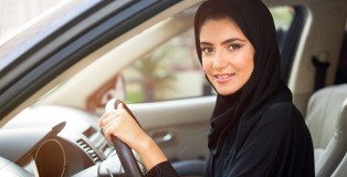 donne-guidano-in-arabia-saudita