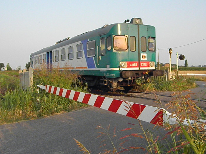 Si alzano le sbarre del passaggio a livello, ma passa il treno: paura in Abruzzo