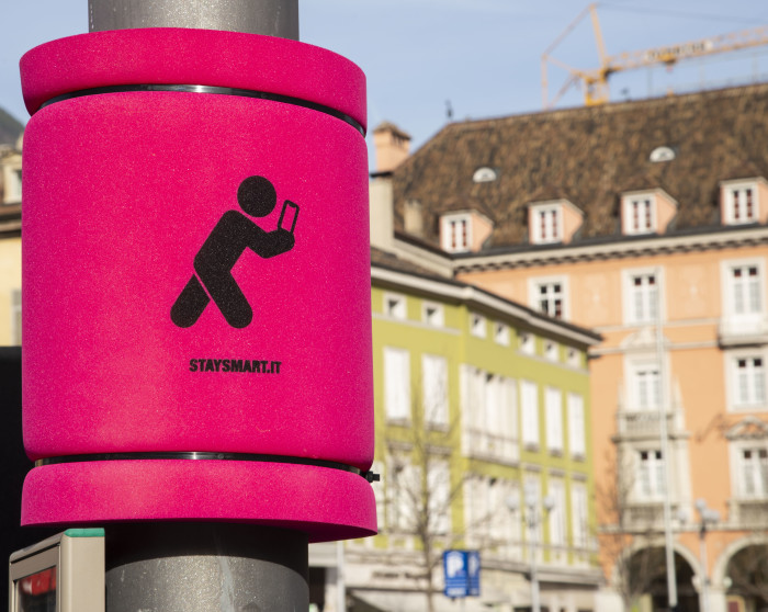 Stay Smart, a Bolzano la campagna contro i social zombie