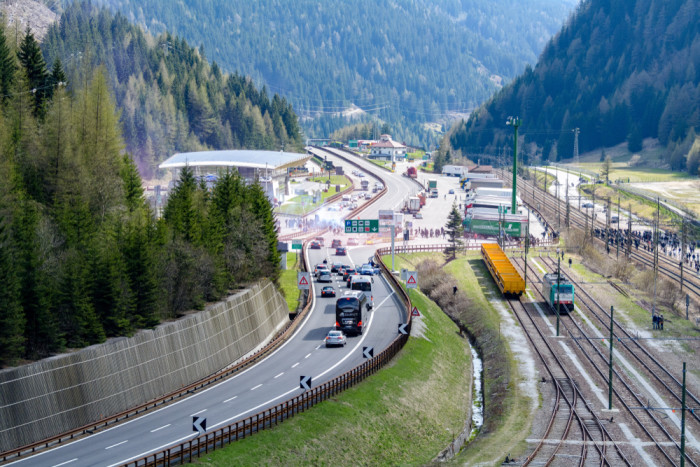 Autotrasporto, Toninelli: stop a restrizioni Tirolo
