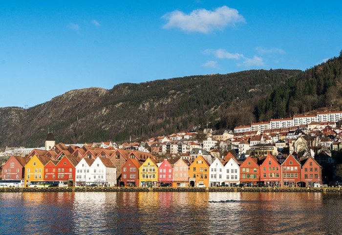 Poche regole uguali per tutti: riaperte le autoscuole in Norvegia